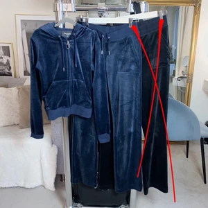 Juicy Couture set och byxa - Juicy Couture i färgen nightfall blue 700 kr / del (svart byxa såld). Strl XS i settet. Säljs till den som swishar först✨