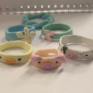 Ringar  - Säljer alla dessa utom 🐮 då den redan är köpt! Skriv Järna och fråga om strl osv. (Mina storlekar är från 6-8/9 ) man kan mäta genom att snurra någonting runt ett finger ( mäta alla då man kan ha olika storlekar) och sedan markera å mäta i cm 🥰 alla är ringar olika och kostar dem lit olika men dem kostar runt 20-50kr dock säljer jag 2 st för 30 fram till jul❤️ frakten är 13kr men om man vill ha spårbart ligger det tyvärr 67kr kan ta tid då jag gör allt sj❤️tack för förståelse på förhand 