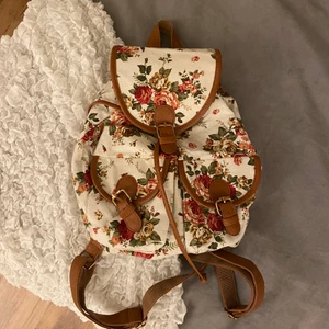 Ryggsäck - Säljer denna helt oanvända ryggsäcken! Väskan är hyfsat stor och väldigt smidig att ta med sig, perfekt till skolan! 