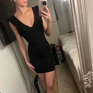 Tight Zara klänning - Svart tight klänning från Zara. Storlek xs.