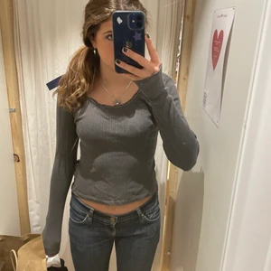 Brandy melville tröja - Säljer denna assnygga brandy melville tröja med lite 2000 vibe 💜 endast använd fåtal gånger