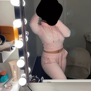 Juciy couture storlek S  - Juicy couture sätt i storlek- S som är använd 2-3 gånger och inga täcken på användning, äkta ❤️