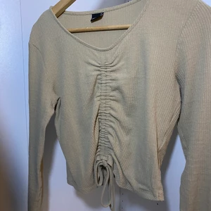 Superfin Tröja från GinaTricot - Jättefin tröja från GinaTricot, köptes nypris (279kr) säljs numera för 80kr inklusive frakt på 66kr (köparen står för frakten)