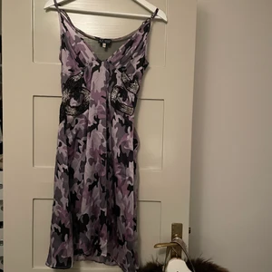Armani klänning camoflauge - Superfin klänning från Armani Jeans i troligt fint skick. Lila/grå kamouflage med orm-detaljer. Tveka inte vid frågor!