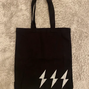 Tygväska  - Tygväska med reflex tryck⚡️⚡️⚡️⚡️