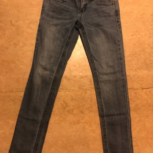 Lågmidjade jeans med nitar - En grej med dess Lågmidjade Jeansen är  att de har nitar som man kan se ok bilden som jag tycker är väldigt fint med Stockholmsstil kläder 