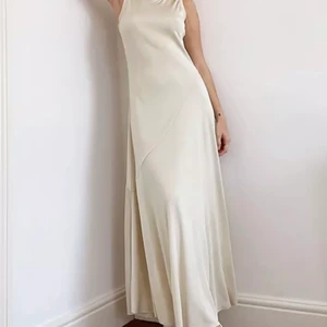 Rakel dress från Weekday - En klänning från Weekday, superfint beight skimmrigt material. Säljer då jag ska flytta utomlands och inte hunnit använda den!🌸 nypris: 550kr aldrig använd