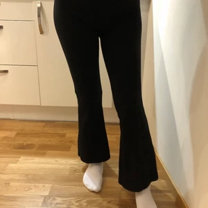 Supersköna bootcut tights💓 - Dem är i stretch och i så mjukt och bekvämt material, jag är 1.56 och skulle säga att den passar 155-160cm, tightsen är i strl S. Säljer dessa där utav anledningen till att jag köpte fel storlek och därav har jag endast använt dessa 2 gånger och dem är som nya i bra skick. 
