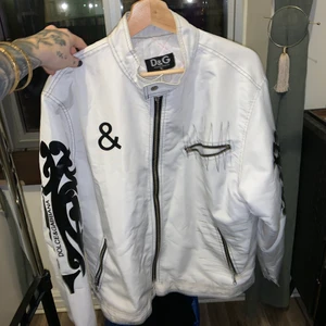 Dolce & Gabbana jacka - Använder inte, så säljs. Storleken är XL men hade lagt den som en M-L