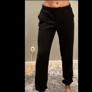Mjukisbyxor - Svarta mjukisbyxor från H&M. Väldigt sköna och perfekta nu till vintern. De är i strl s och passar både långa och korta (jag är 172cm). De är använda men i bra skick. Säljer då de inte kommer till användning. Kan fraktas eller mötas upp i Sthlm.