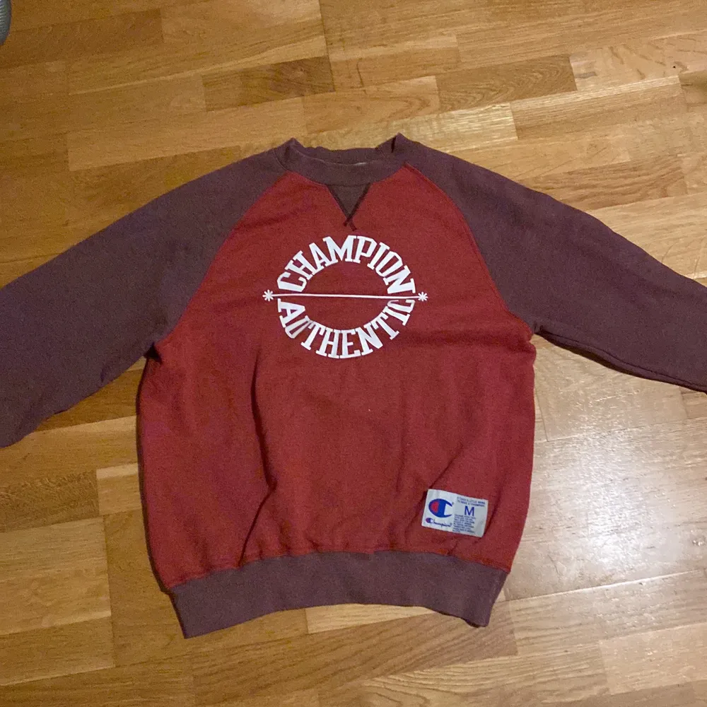 Röd Vintage Sweatshirt från Champion, storlek M. Tröjor & Koftor.