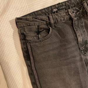Jeans från Zara med snygg tvätt och ”glitter”-detaljer, ej stretch. Modellen är avklippta ner till, ankelånga. Jag är 164cm. Använda ytterst lite. Strl 38
