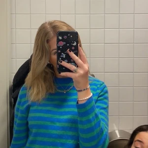 Randig stickad tröja från Zara - Heej! Ska sälja min skitsnygga o slutsålda tröja ifrån Zara. Den är endast använd ett fåtal gånger, säljer den då jag tycker armarna e lite för korta. Den är storlek L men jag är normalt en M-S.