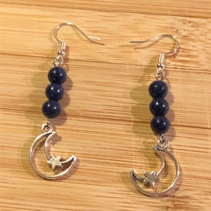 Örhängen med lapis lazuli  - Superfina örhängen med äkta lapis lazuli och månar 💖 betalning via swish FRI FRAKT