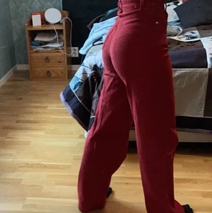 Röda jeans - Säljer dessa skitanygga röda jeans. Använda en gång, inre min stil. 100kr + frakt. Strl 34. Snabb affär önskas❤️