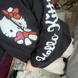 hello kitty hoodie  - fEEEtt söt hello kitty hoodie från asos😍😍😍😍 väldigt skön också <3 sparsamt använd!!! (ganska dyr som nypris därav priset❤️) 