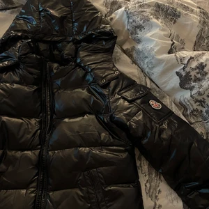 Vinter jacka  - Helt nu vinter jacka jag fick hem för 1v sen, trivs inte i den tyvärr så vill gärna få den såld! Vet inge vad det är för märke på den men är iallafall i storlek S och är en dunjacka jätte varm och skön använd 2ggr. Köpte den för 1300kr säljer för 1000kr men priset kan diskuteras, vill gärna ha en ny vinter jacka så byta går oxå bra:) 