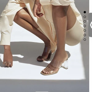 Klackar  - Oanvända genomskinliga klackar, kvar i kartong. 