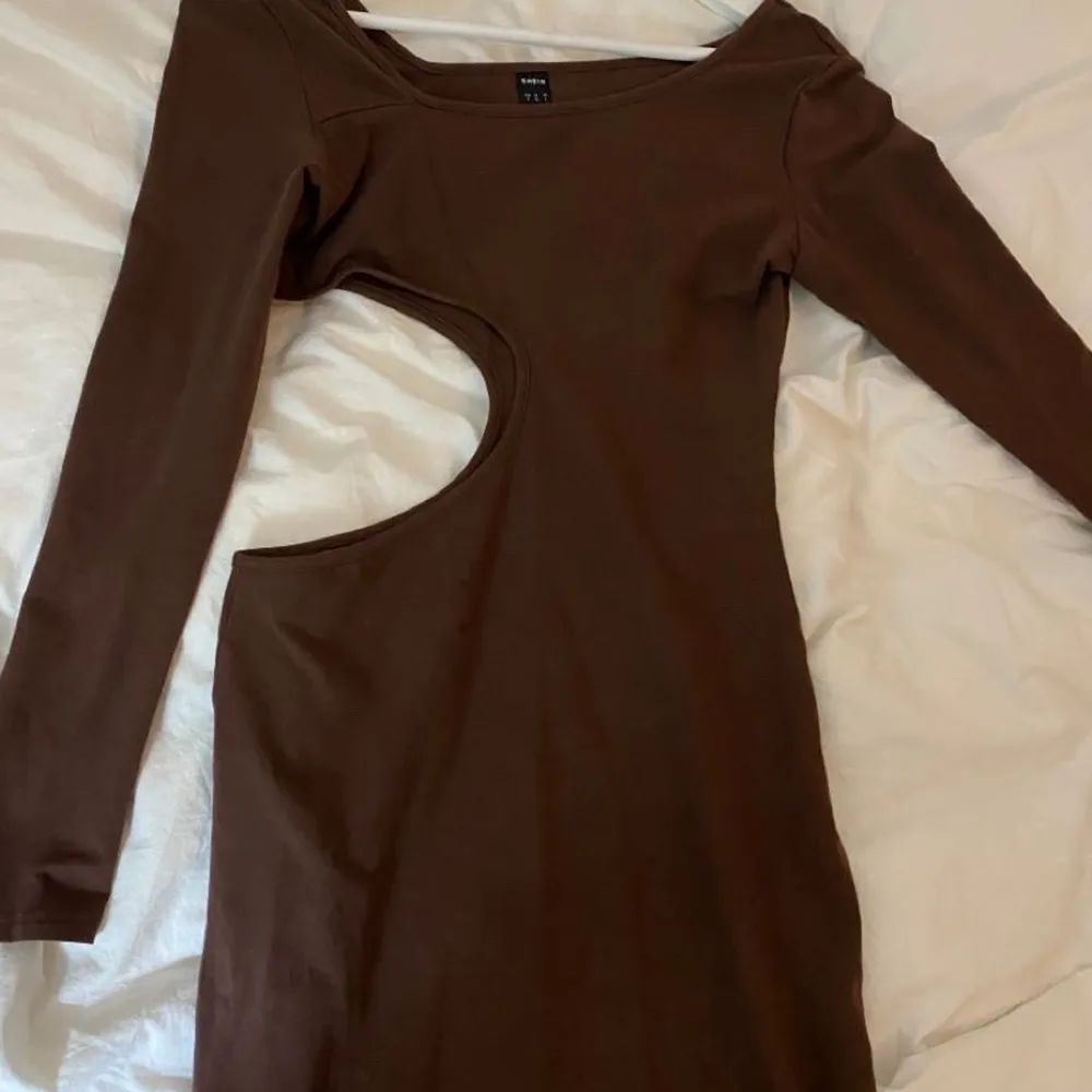 Fin brun kläning, i mycket bra skick, använt en gång.. Klänningar.