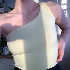 Body - Gul body super fin näst intill helt oanvänd 