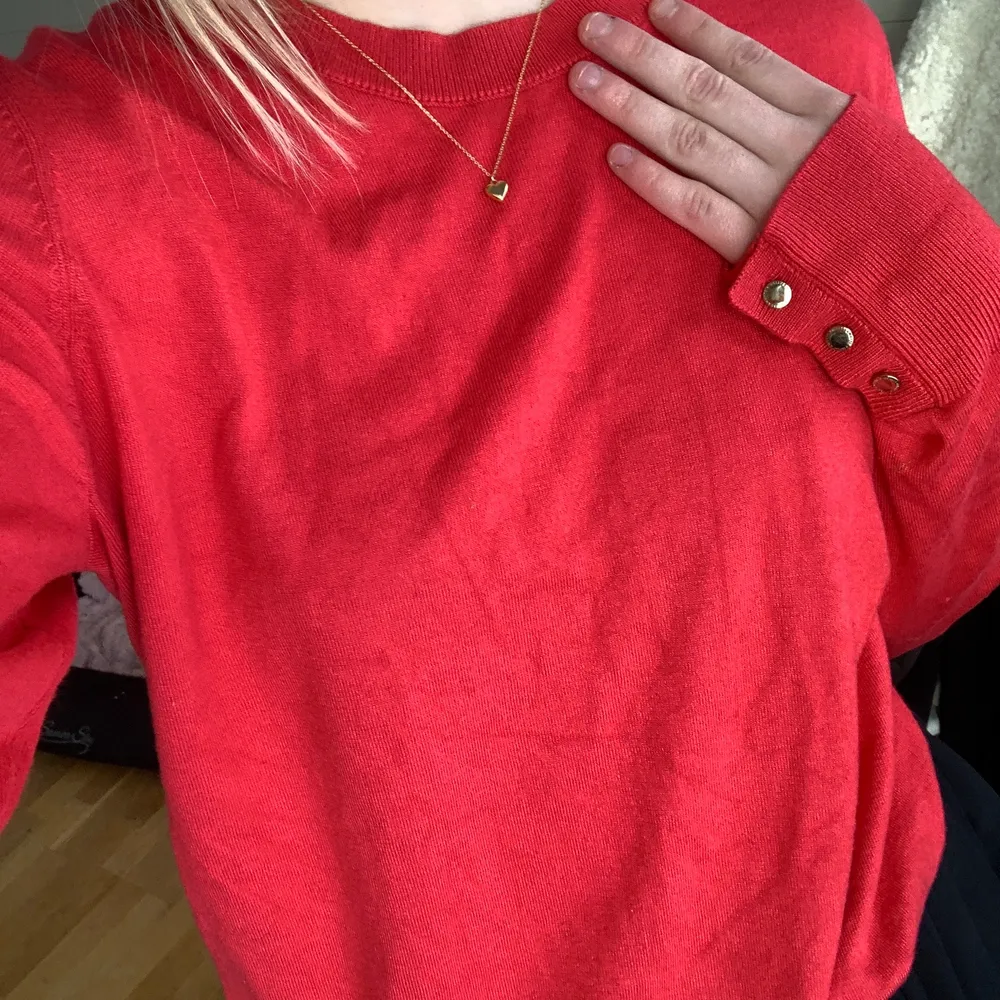 Röd tröja med guldiga knappar. Tröjan är i L men passar mig som bär storlek S. Sitter lite oversized. Bra skick näst intill oanvänd.. Tröjor & Koftor.