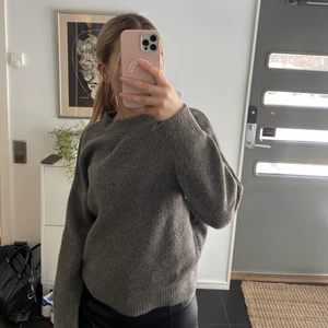 Stickad tröja från Zara - Perfekta stickade tröjan från Zara, i en fin grå färg.💖