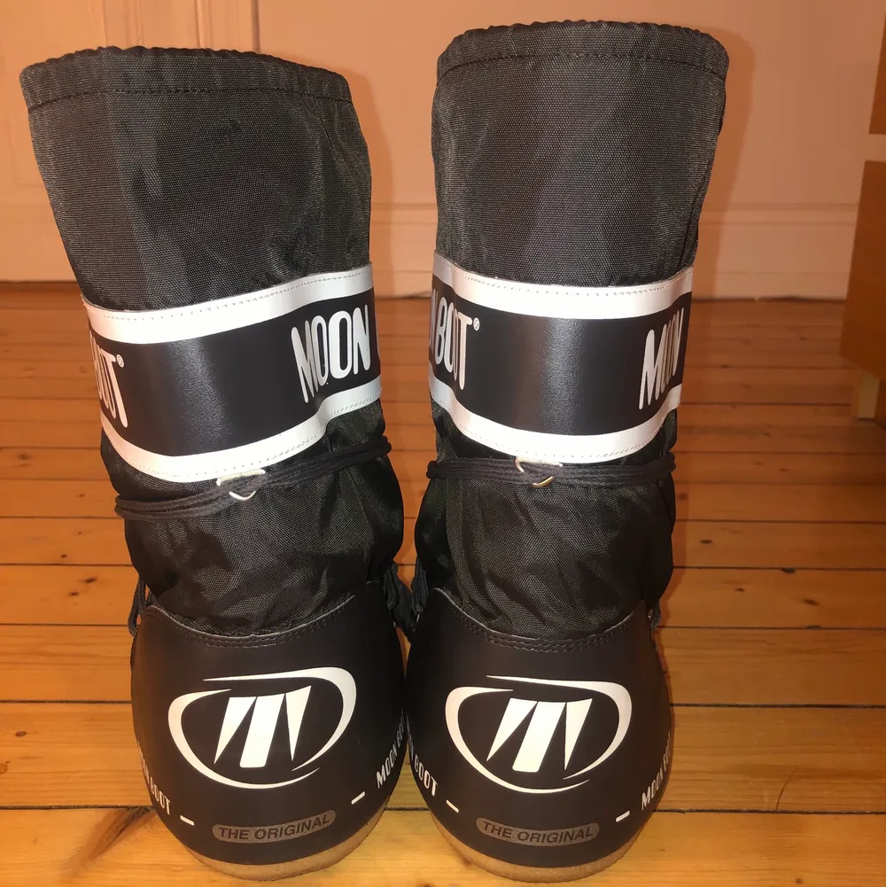 Höga svarta moon boots. Använda fåtal gånger. Säljer då dom inte kom till användning. Budgivning om fler är intresserade. Möts i Stockholm💗 säljer direkt för 900kr. Skor.