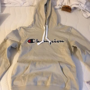 Champion kofta oanvänd  - Helt ny hoodie, aobvänd inte riktigt min stil.💞 Fräch och jättefin begie färg.