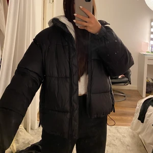 Jacka - Jätte fin jacka från weekday. Inte använd så mycket finns resår band så att man kan dra åt den i midjan om man vill. 