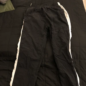 Byxor - Ett par coola byxor i ett prassligt material som ger en 90-tals känsla. Använda ett fåtal gånger, i nyskick. Kan mötas upp i Hässleholm eller Kristianstad ä.
