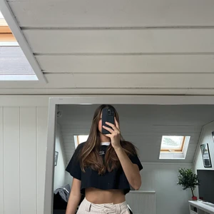 cropped Nike T-shirt - En cropped Nike t-shirt i bra skick! Storlek S.