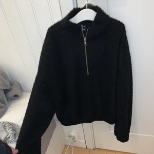 Fleece/ teddytröja - Supermysig tröja som inte kommer till användning!                      Står M men är snarare en S                                                  Kan mötas upp eller frakta, du står för frakten.