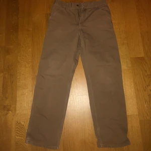 Carhartt Single Knee Pant  - Baggy/Straight fit. Stora i midjan. Sparsamt använd. Lite slitage vid hälen.