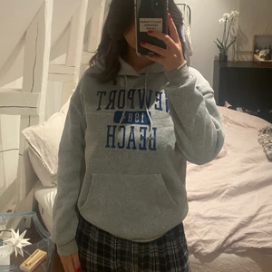 Hoodie - Skitsnygg oversized grå hoodie med vintage tryck på. Först till kvarn och priset kan diskuteras vid snabb affär!