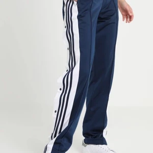 Adidas popper pants - Marinblåa Popper pants. Använda men fint skick, lite noppriga på rumpan bara (tredje bilden) Köpta för 799.