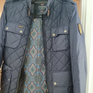 Morris jacka - Morris höst/vinterjacka i storlek medium.  Jackan är väldigt sparsamt använd då den dessvärre inte passar mig.  Nypriset var 3800:-
