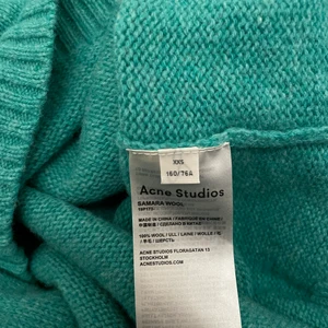 Acne studios tröja  - En underbar sweater från Acne i Kelly Green (färgen är inte lika kall som på bilderna). Aldrig använd. Möts upp i Stockholm. Inga returer! XXS men är väldigt oversize så passar xxs-m beroende på passform 