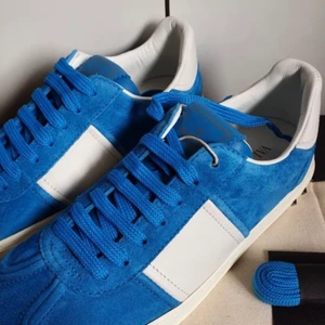 Valentino flycrew - Säljer nu mina valentino flycrew i den otroliga färgen blå, hur coola som helst och jag älskar dem verkligen. Skorna är nästintill nya och har bara använts ett fåtal gånger. Är öppen för byte annars säljs dem för 2800kr❤️