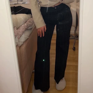 Kostymbyxor - Randiga kostymbyxor, sitter som en smäck! Köpta på humana, byxorna är köpta second hand och kan därför inte se någon storlek skulle tippa på 36 (jag är 1,60 lång). Fint skick, hör av er vid intresse!☺️💓