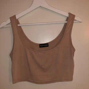 Beige croptop  - Beiget croppat linne från PLT, väldigt strechigt och skönt material. Ej använt. 