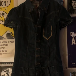 Jeansklänning  - Kort, taight jeansklänning som tyvärr är för liten för mig (liknande den militärgröna klänningen på min sida men snäppet mindre i stl) ❤️ PRISET ÄR INKLUSIVE FRAKT 