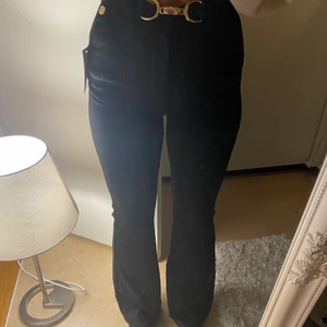 Byxor - Ett par jättesnygga kostymbyxor från bubbleroom i storlek 34. De har ett fint guld skärp till. Aldrig använda & prislappen finns även kvar. 