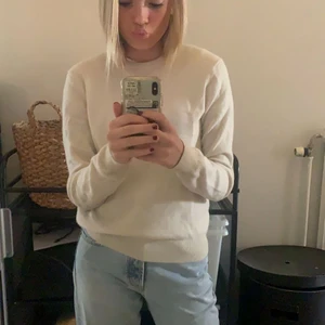 Kashmir tröja - Säljer denna jättefina lite beige/vita Kashmir tröjan från Uniqlo. Den är väl använd men i bra skick. 😜 