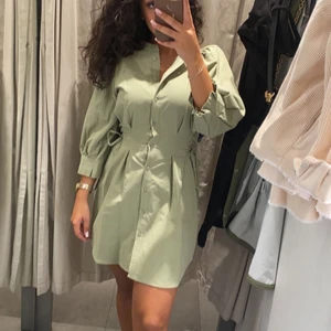 Klänning - Klänning från zara med prislapp kvar. Den är slutsåld i butik.