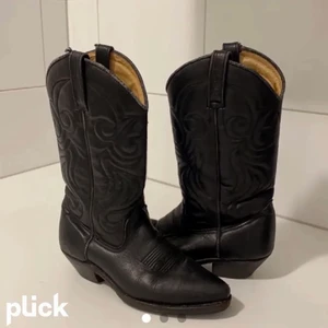 Cowboy boots - Hej! Säljer dessa jätte snygga bootsen. Använda fåtal gånger! Storlek 37, passar även 38 och 36. 400kr inklusive frakt eller bud.