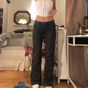 Lågmidjade byxor - Skit snygga gråa byxor i storlek 29, är 165cm