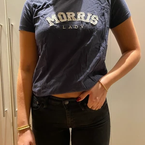 Morris T-shirt - Säljer nu min Morris t-shirt då den inte kommer till användning längre. Dock har tröjan tre jättesmå hål bredvid texten därav det låga priset! Hör av gärna av dig om du är interesserad!! 