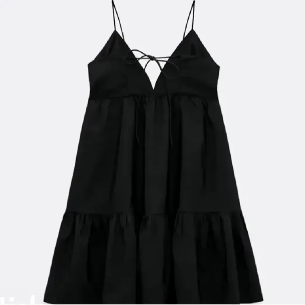 Säljer denna super fina svarta zara klänning! Köptes förra sommaren, st S🤗🤗 buda från 300kr! Många som skrivit så enklast om ni budar här på annonsen istället🥰. Klänningar.
