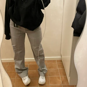 Cargopants - Cargopants i ljusgrön/grå färg. Storlek 34, lite långa på mig som är 159. Aldrig använda lappen kvar 💚 