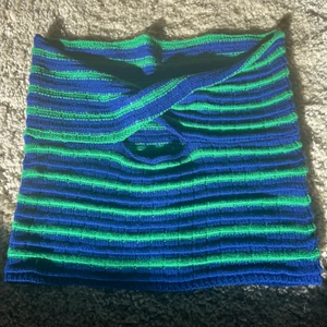 blå grön topp - stickad blå grön topp som tyvärr inte passade mig!! aldrig använd o i superbra skick ❤️‍🔥 köpare står för frakt 